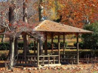公園の東屋(ガゼボ)