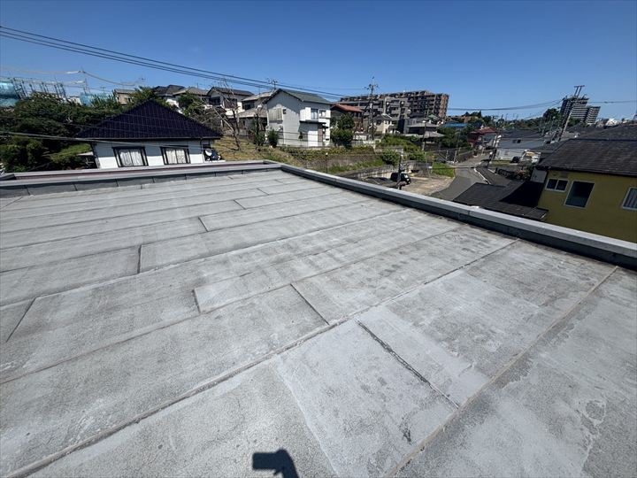 千葉市中央区末広で屋根点検、陸屋根の防水層の劣化や立ち上がりのひびを現地で確認