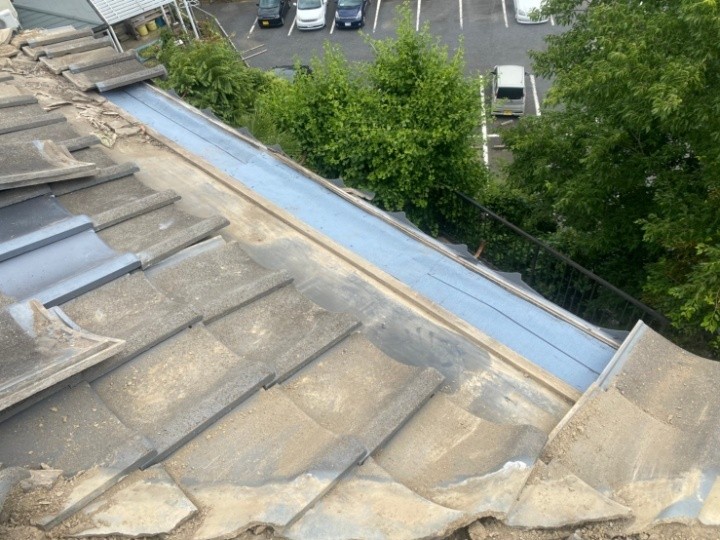 既存の軒瓦を取り外し防水紙を敷設
