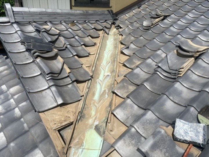 谷板金周りの瓦撤去と下地確認