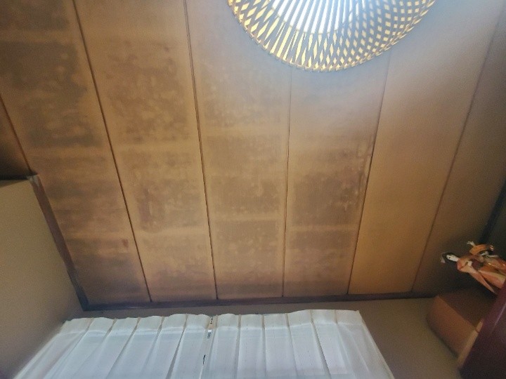 天井に広がる雨染み