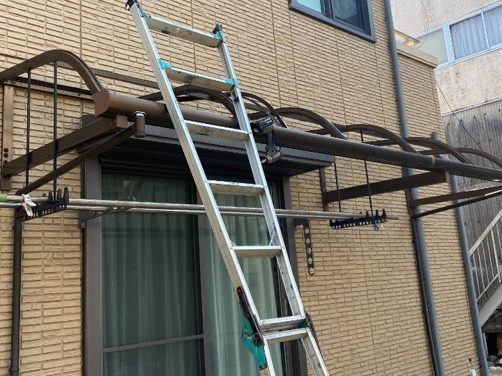 既存ポリカ屋根の取り外し