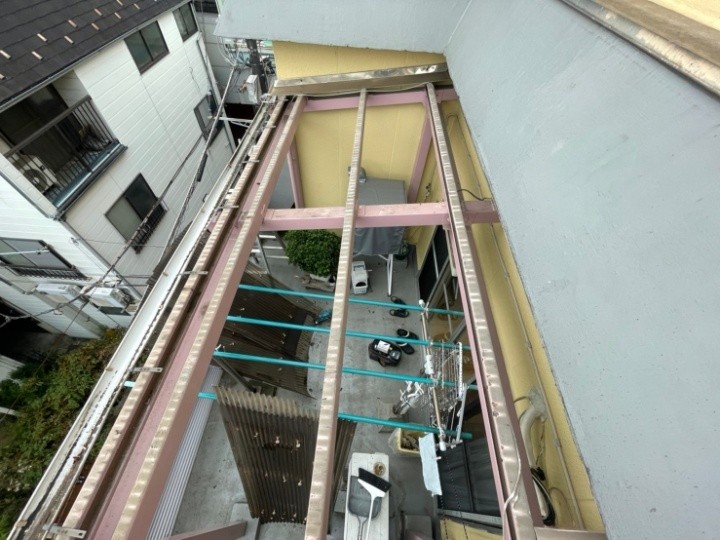 既存波板の撤去作業