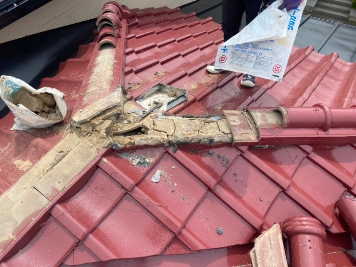 棟瓦の解体と既存の土の撤去