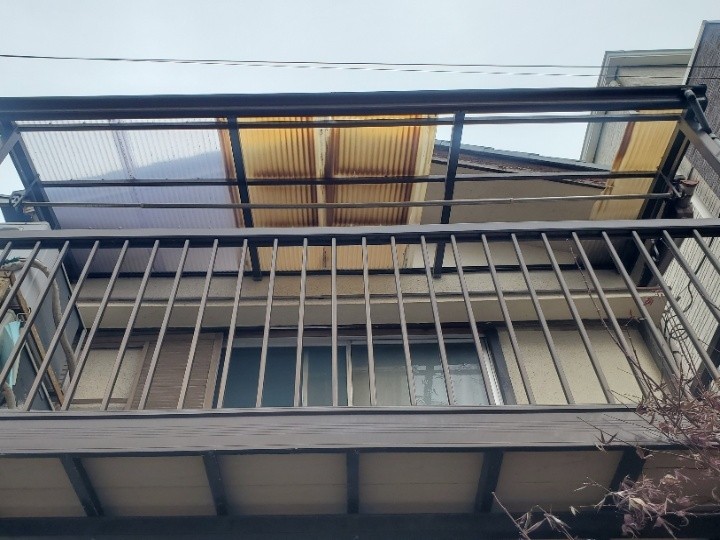 ベランダ下から確認した飛散状況