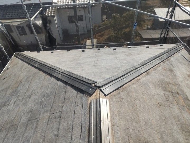 既存棟板金の撤去と樹脂製貫板の設置