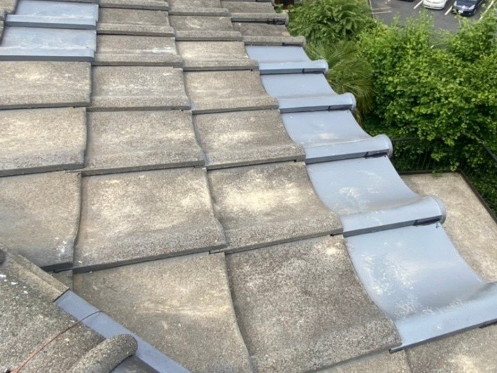 軒瓦の差し替えと固定作業