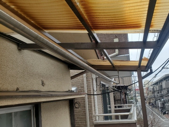 波板の浮きとフレームの状態