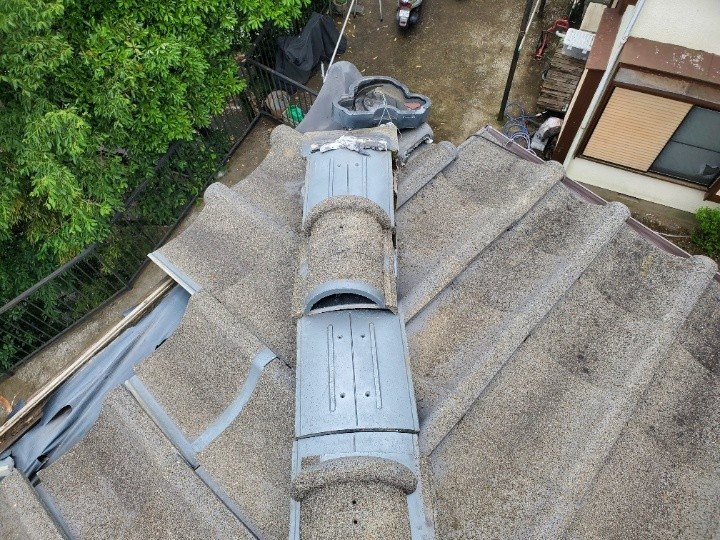 棟瓦の並びが乱れ内部が露出している箇所
