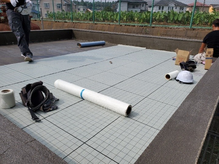 通気緩衝シートの敷設とジョイント処理