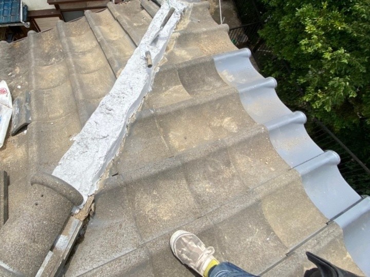 棟瓦の撤去と漆喰による土台作り