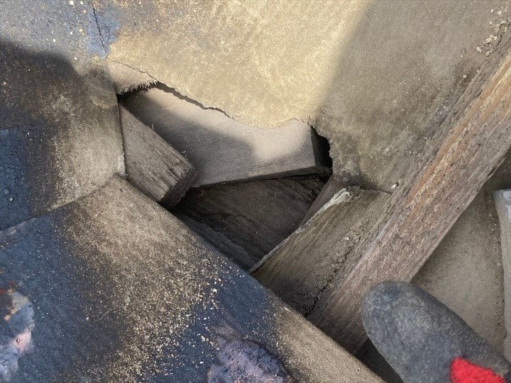 谷板金下の防水紙の損傷
