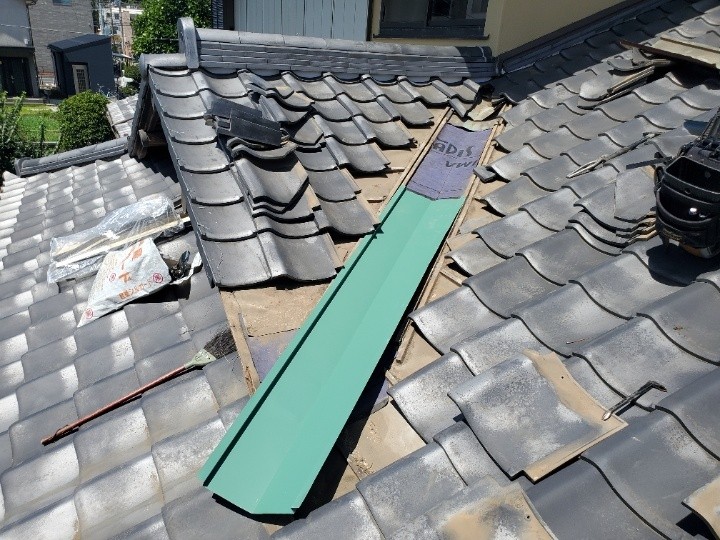 新しいカラーステンレス谷板金の設置