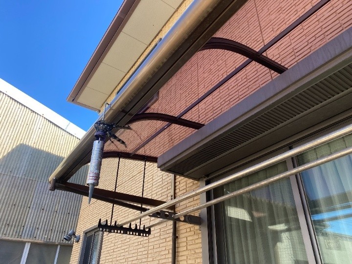 フレームへの取り付けとビス固定