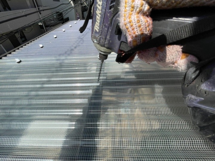 波板の固定作業