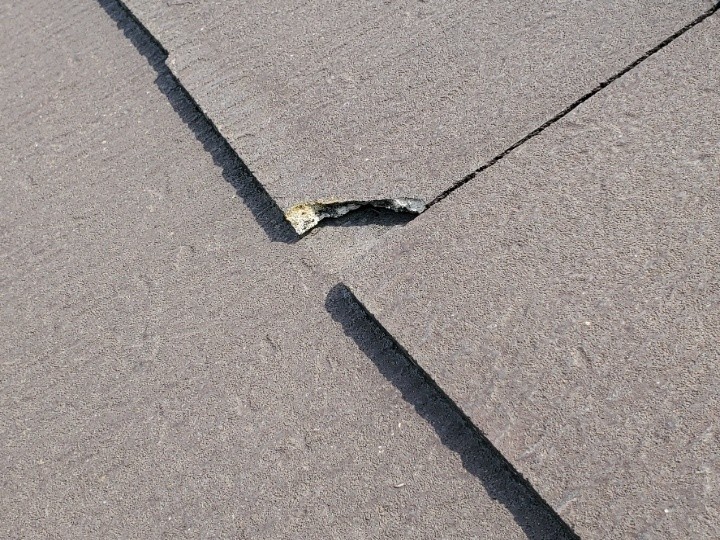 屋根材の欠けを発見