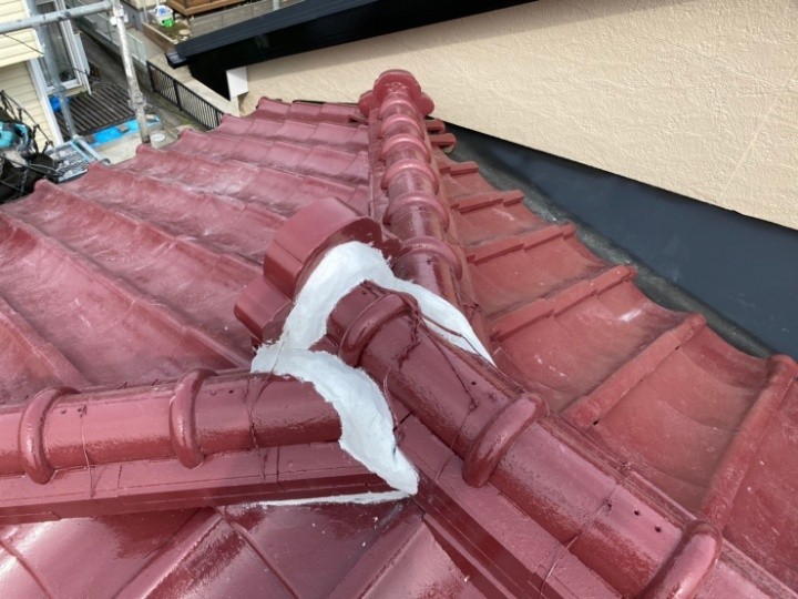 鬼瓦と丸瓦の設置、漆喰補修