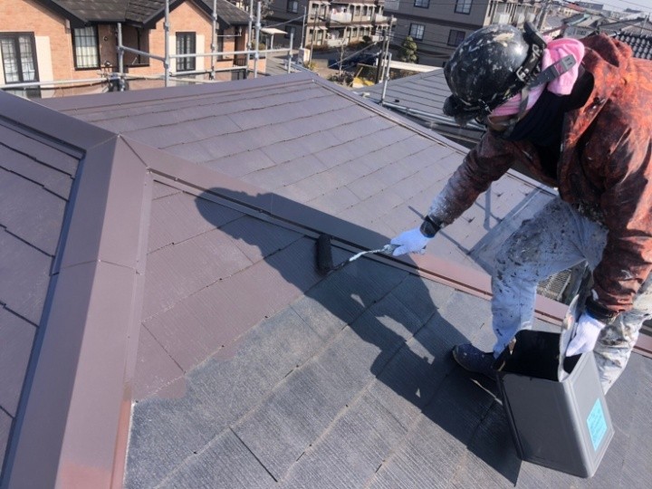 中塗りで色を乗せる工程