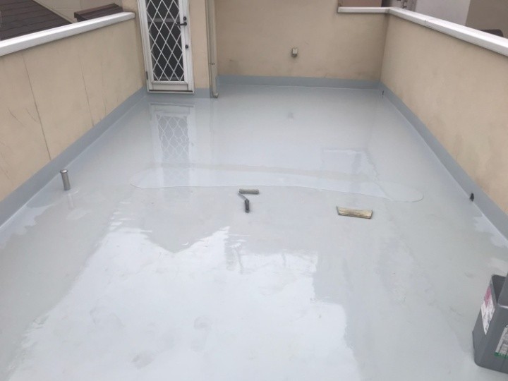 ウレタン防水材の一層目・二層目の塗布