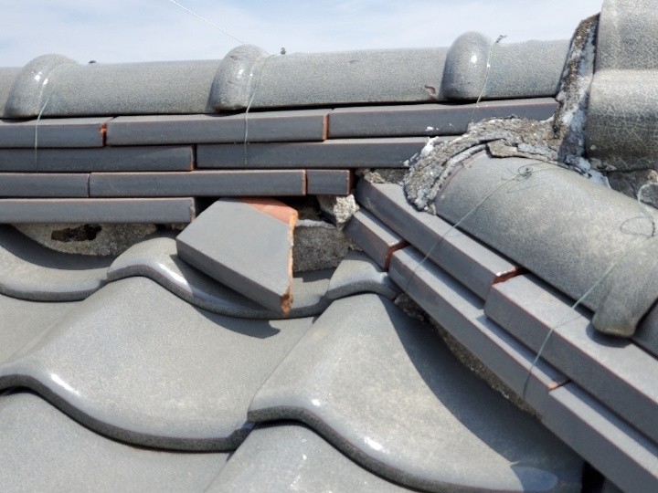 破損したのし瓦の一部を確認