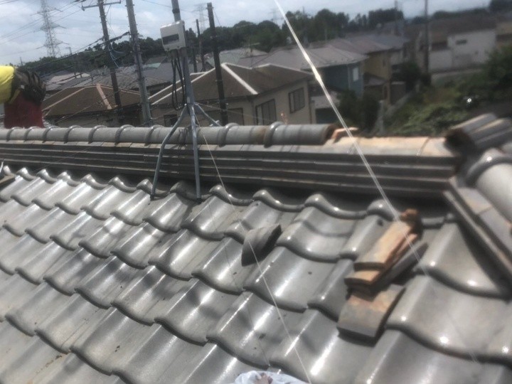 冠瓦と鬼瓦の設置・銅線固定