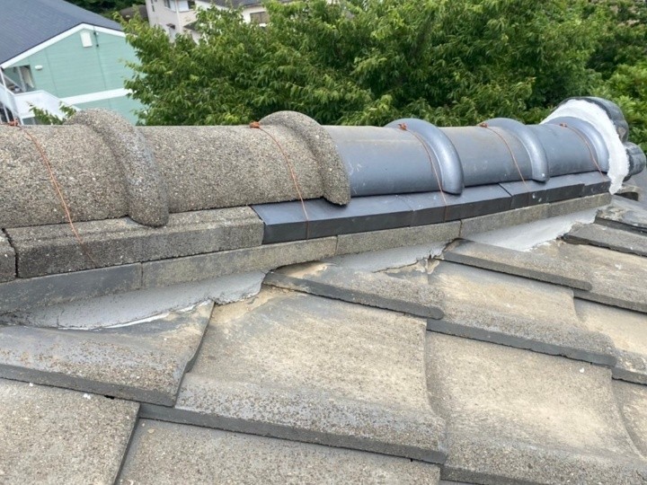 冠瓦の取り付けと銅線での固定