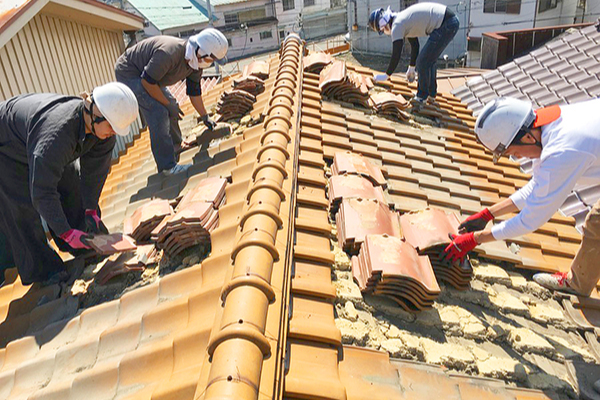 土葺きの瓦屋根の葺き替え作業中