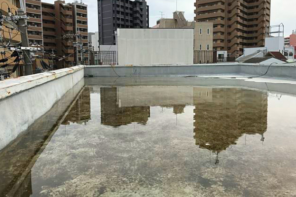 陸屋根に雨水が溜まって浅いプールのような状態に